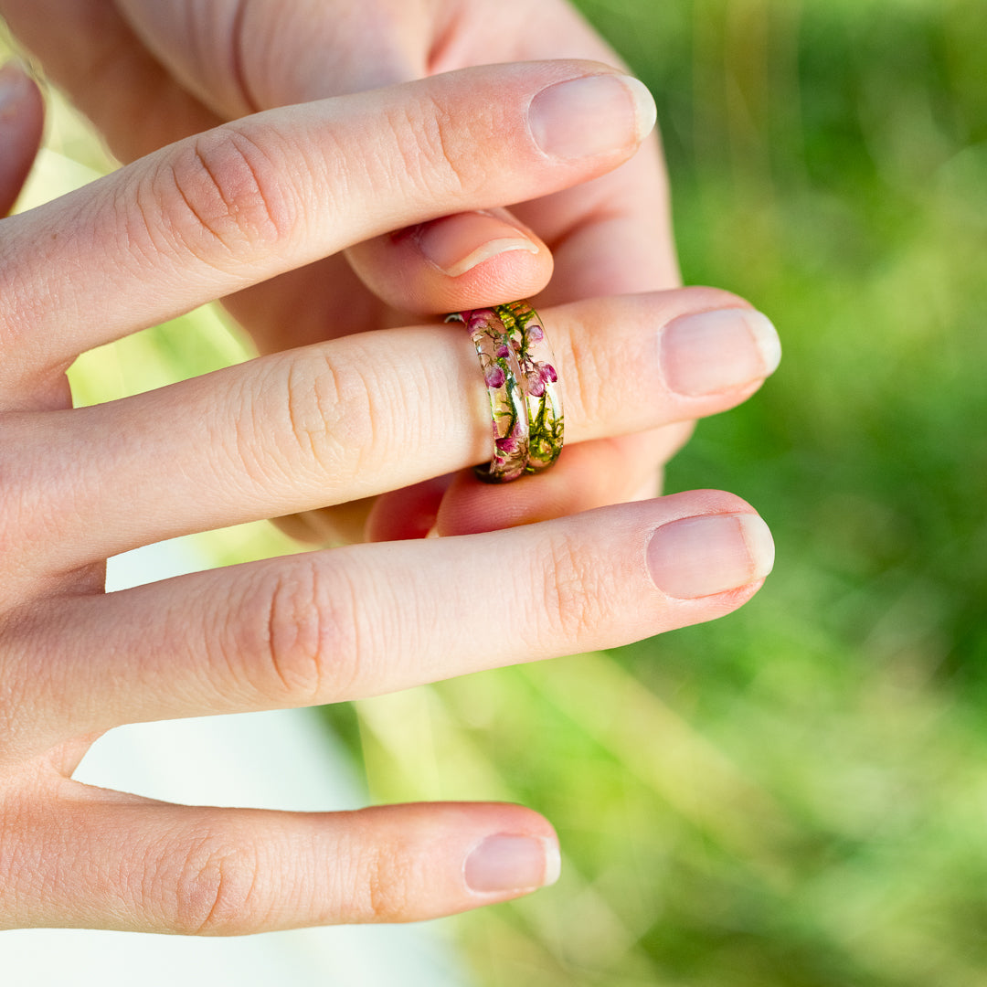 Real dried moss preserved in resin ring Vienna