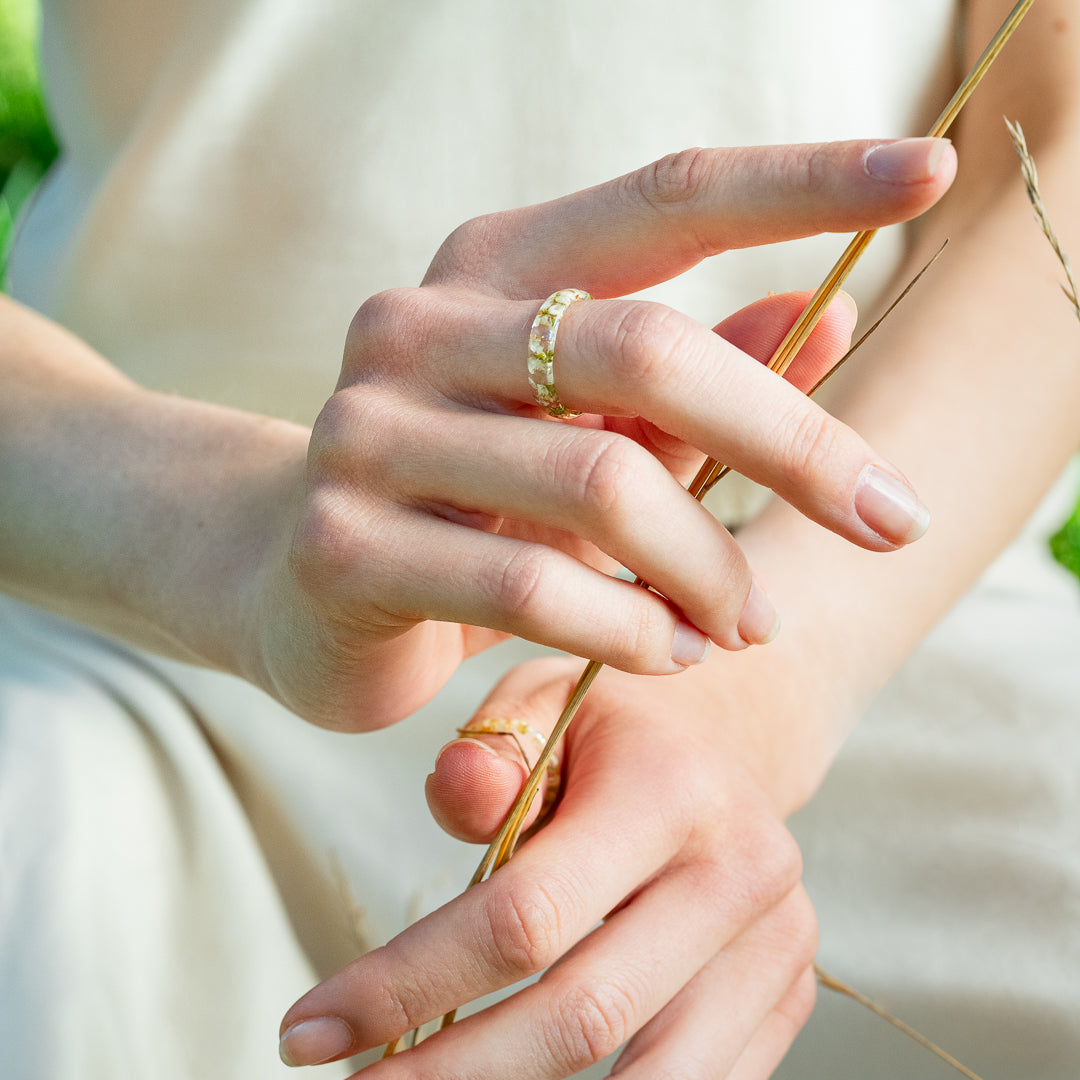 Real white alyssum flowers preserved in resin ring Vienna