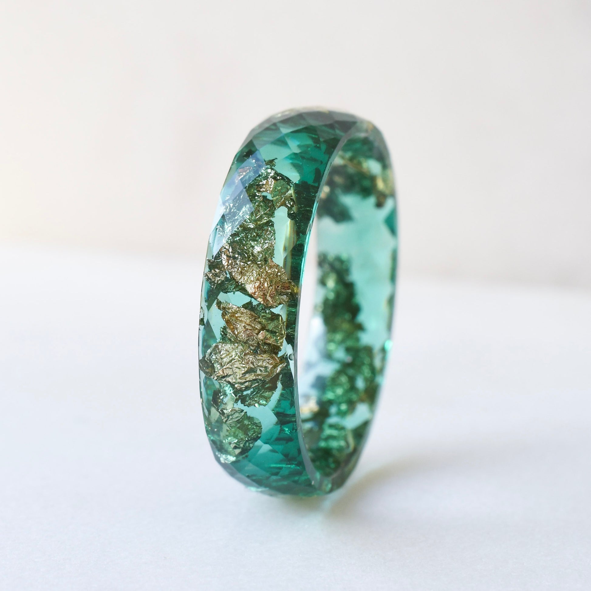 Deep Grove – Facettierter smaragdgrüner Resin-Ring