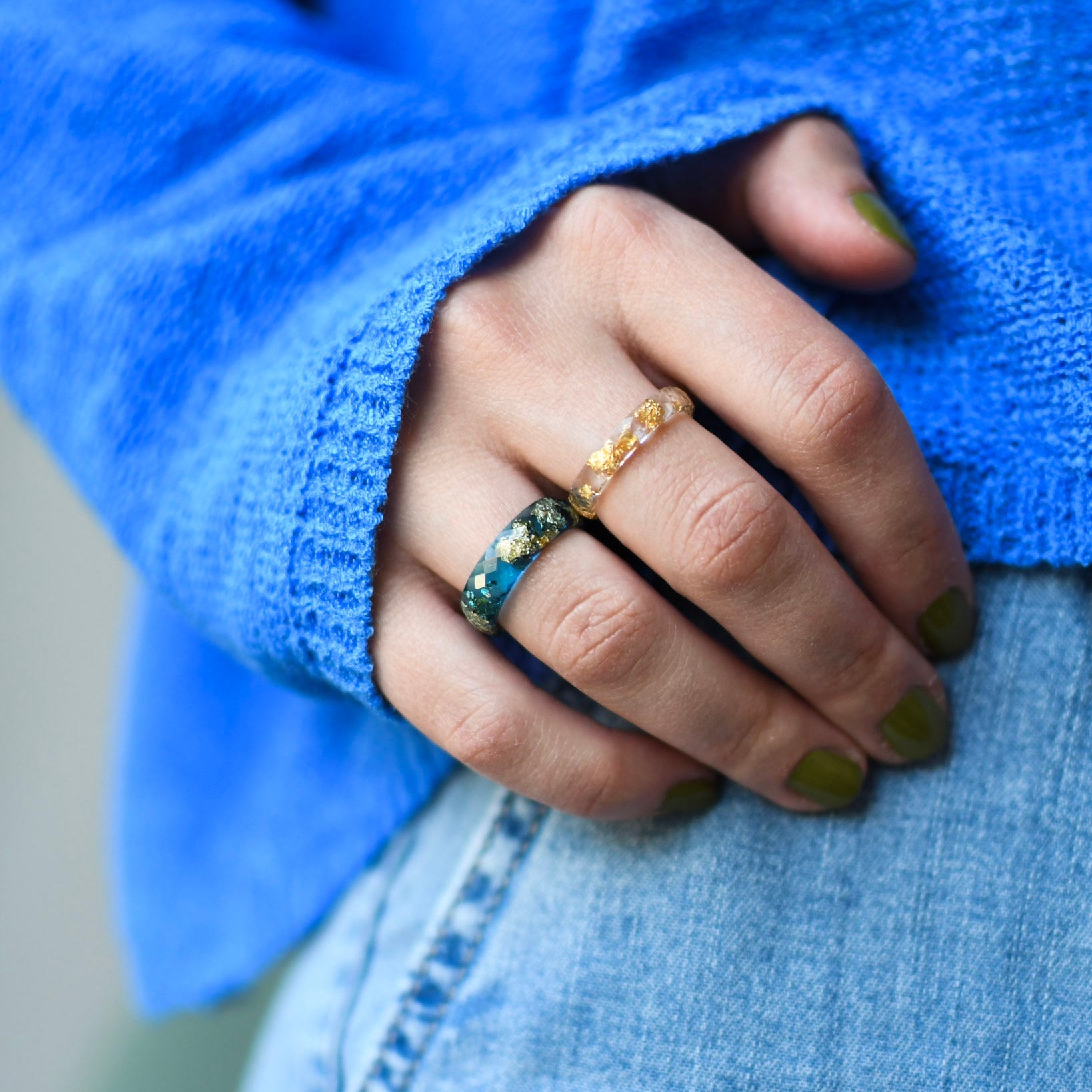Sapphire Gleam – Facettierter blauer Resin-Ring