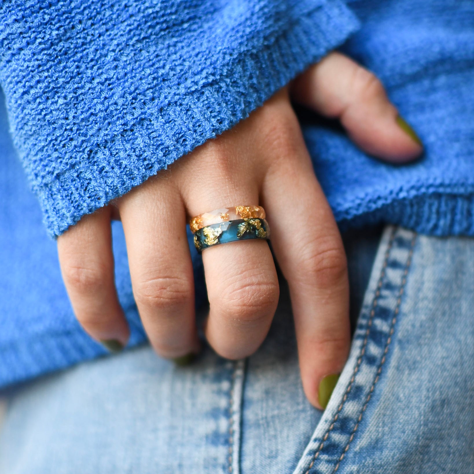 Sapphire Ember – Glatter blauer Resin-Ring