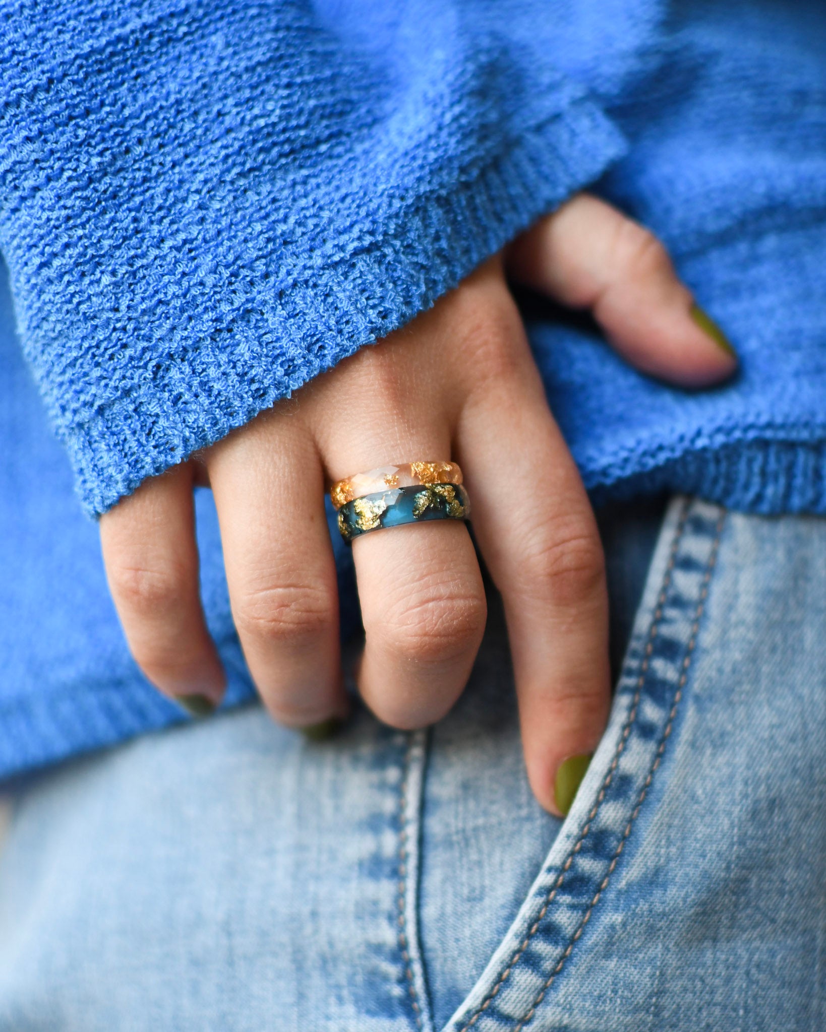 Sapphire Ember – Glatter blauer Resin-Ring