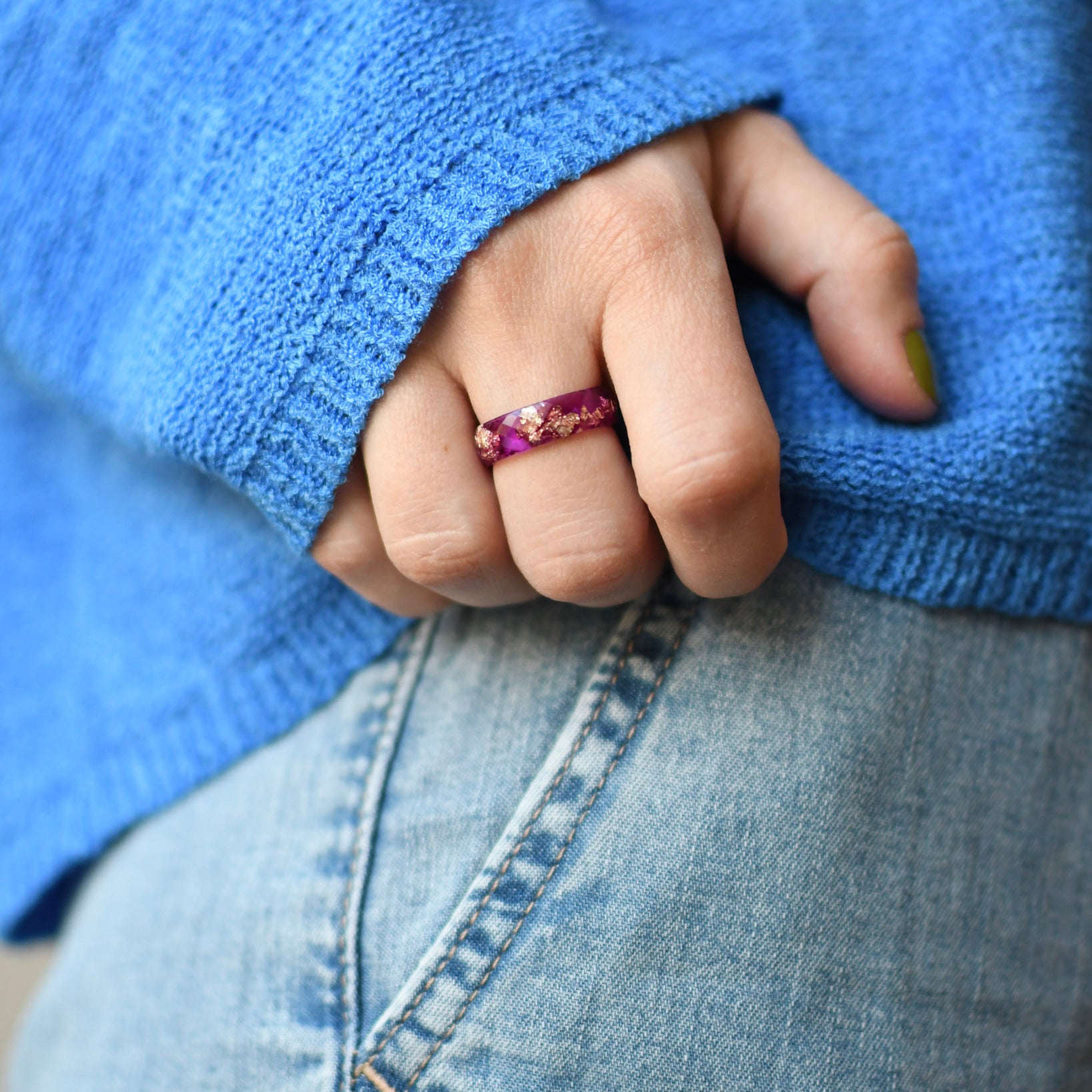 Magenta Glow – Facettierter Magenta Resin-Ring