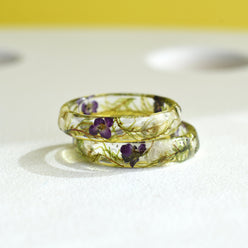 Transparent resin band with alyssum flowers inside