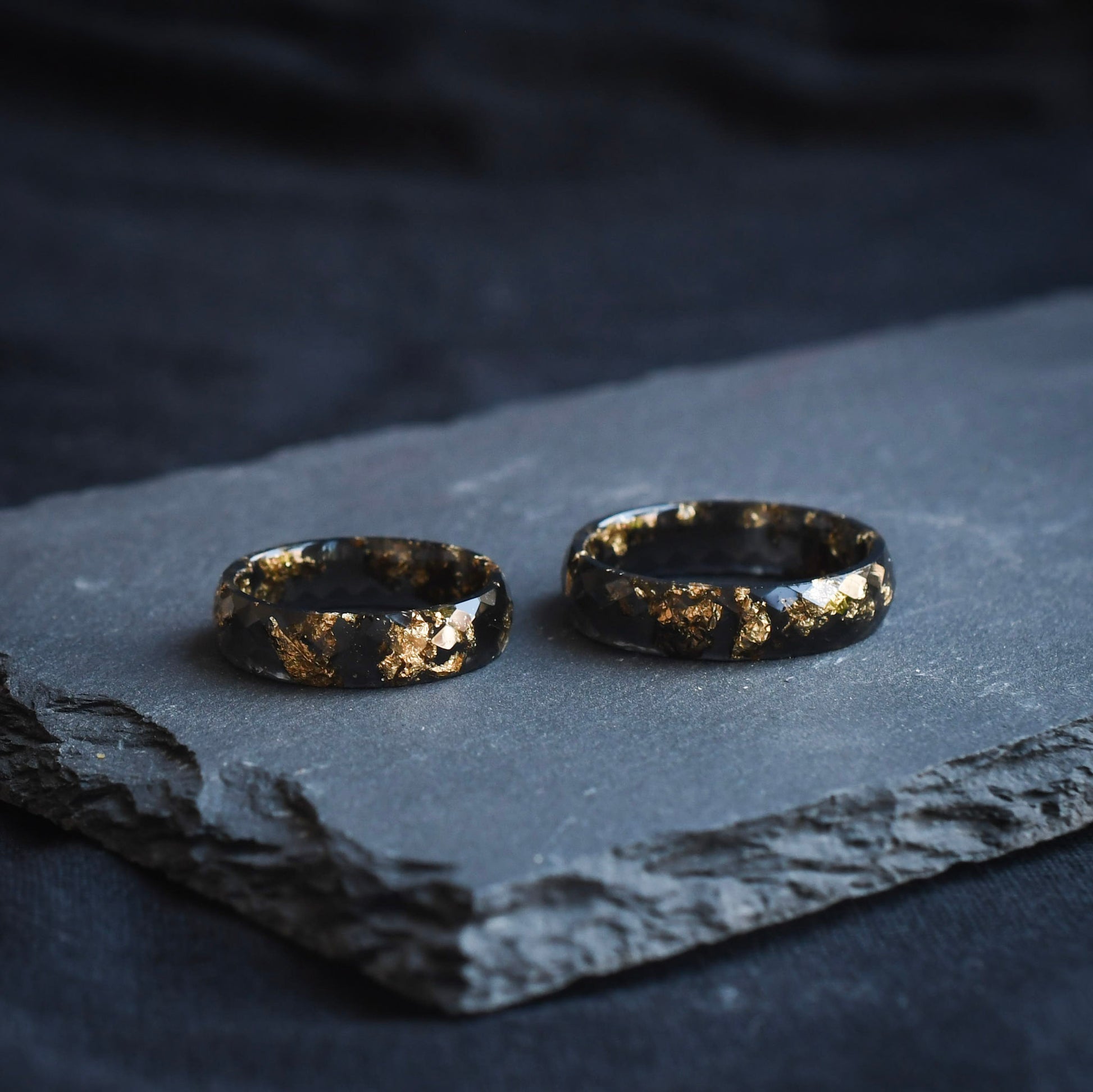 Contemporary black and gold men’s band handcrafted in Vienna
