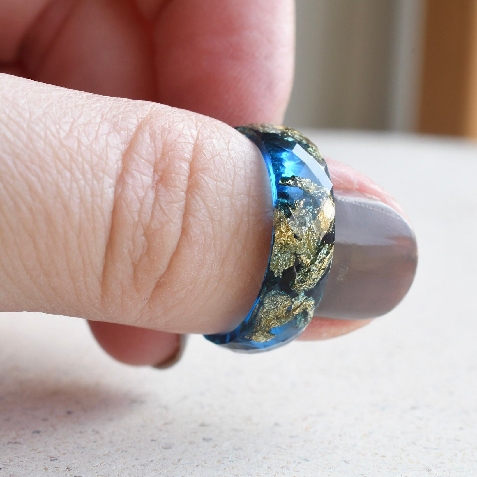 Sapphire Gleam – Facettierter blauer Resin-Ring