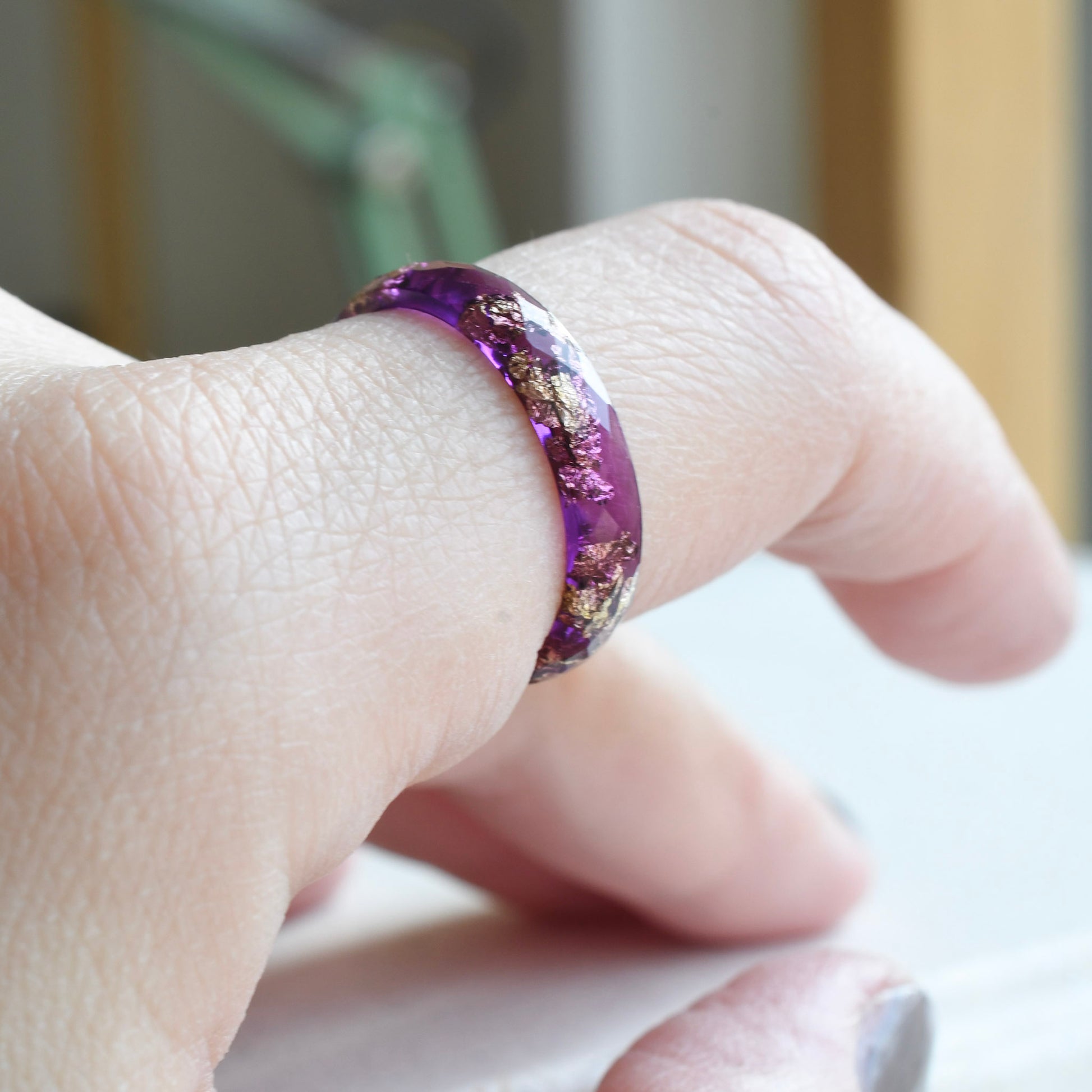 Amethyst Glow – Schmaler facettierter violetter Ring