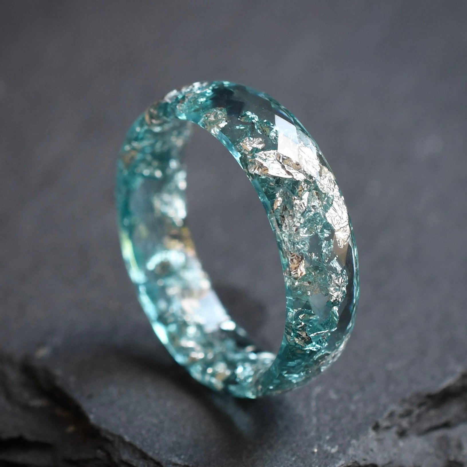 Aquamarine faceted men’s band with metallic silver flakes