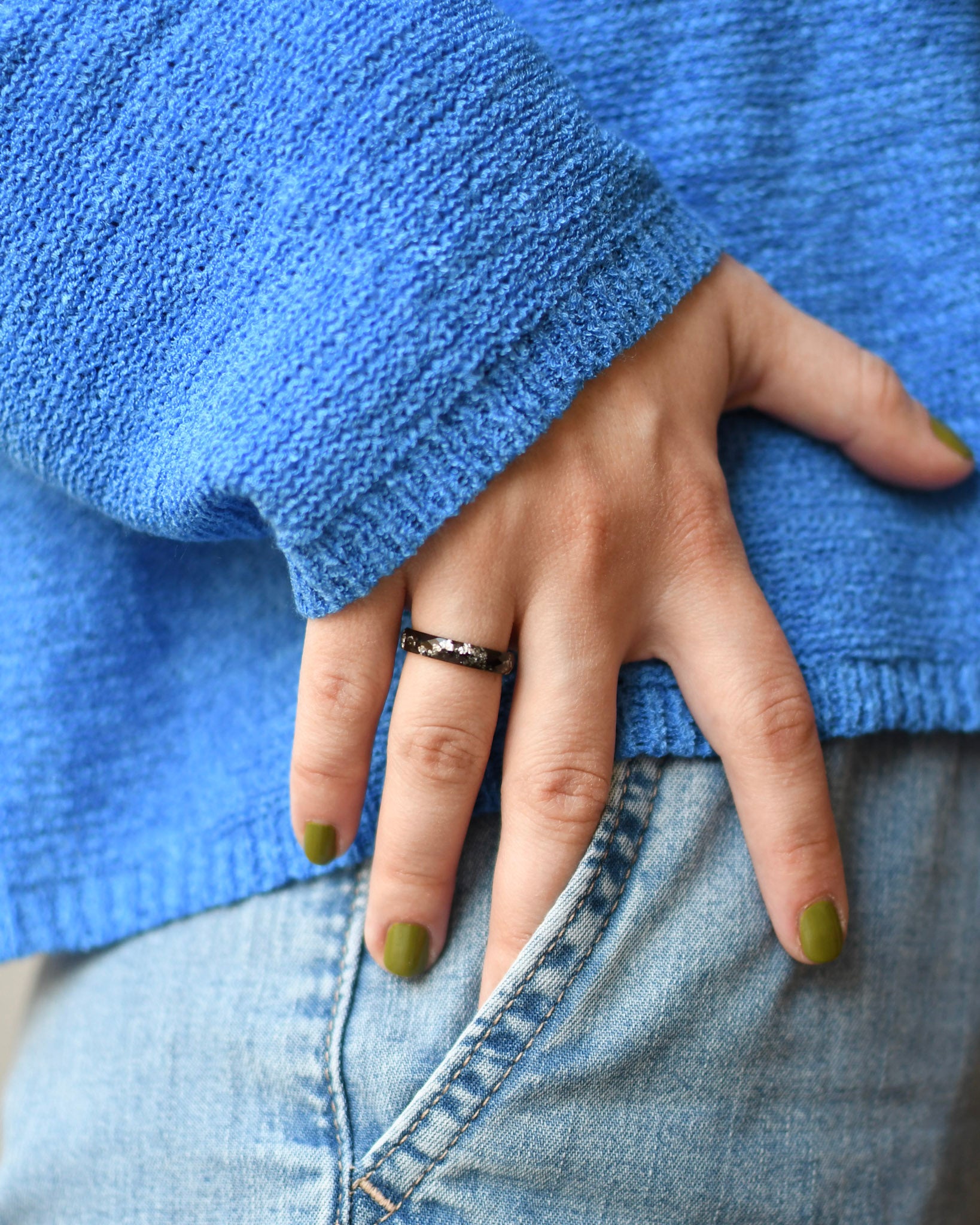 Midnight Echo – Slim Faceted Black Ring
