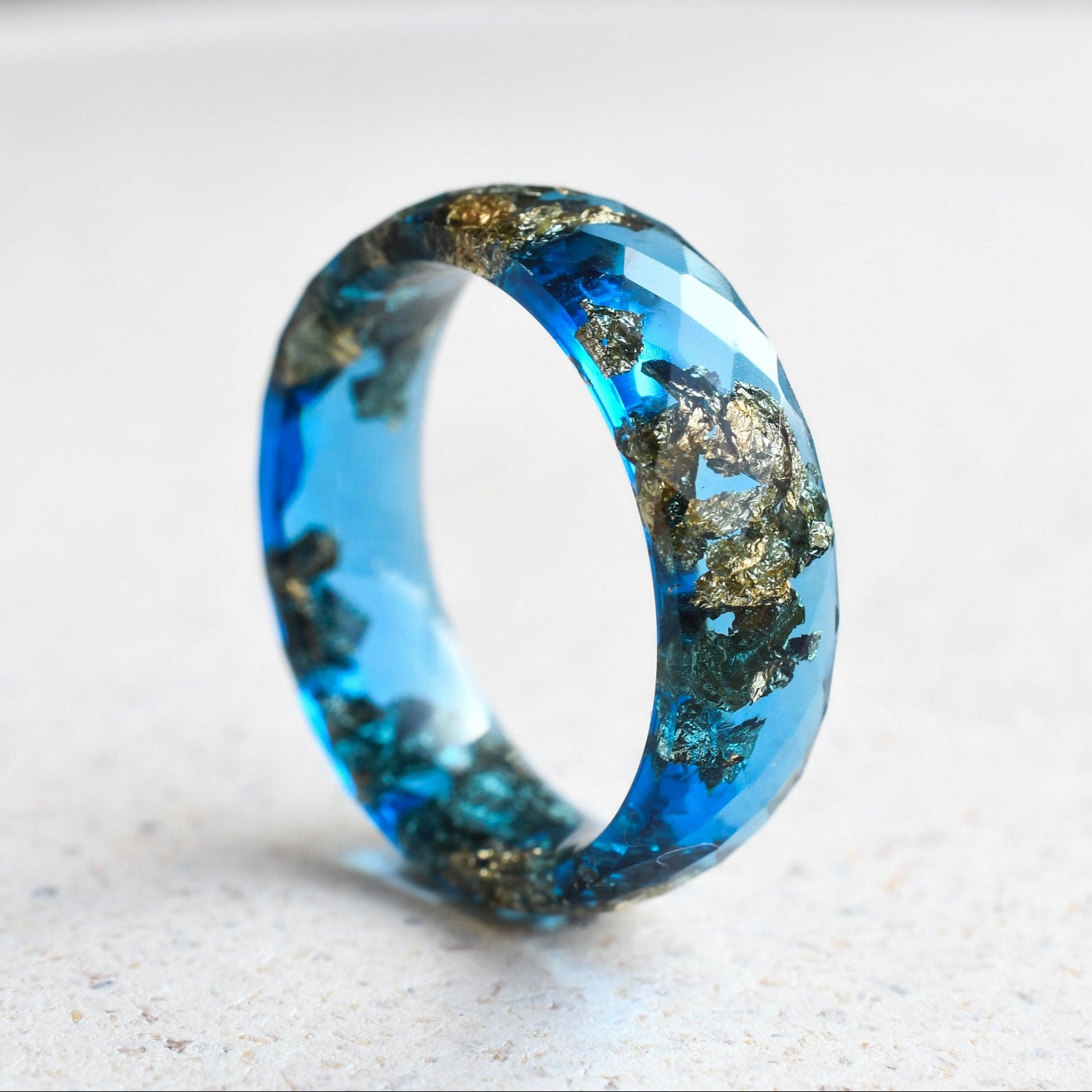 Sapphire Gleam – Facettierter blauer Resin-Ring