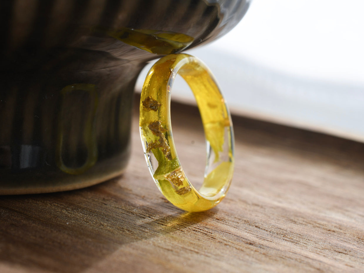 Real narcissus flower resin ring — minimalist handmade botanical jewelry crafted in Vienna