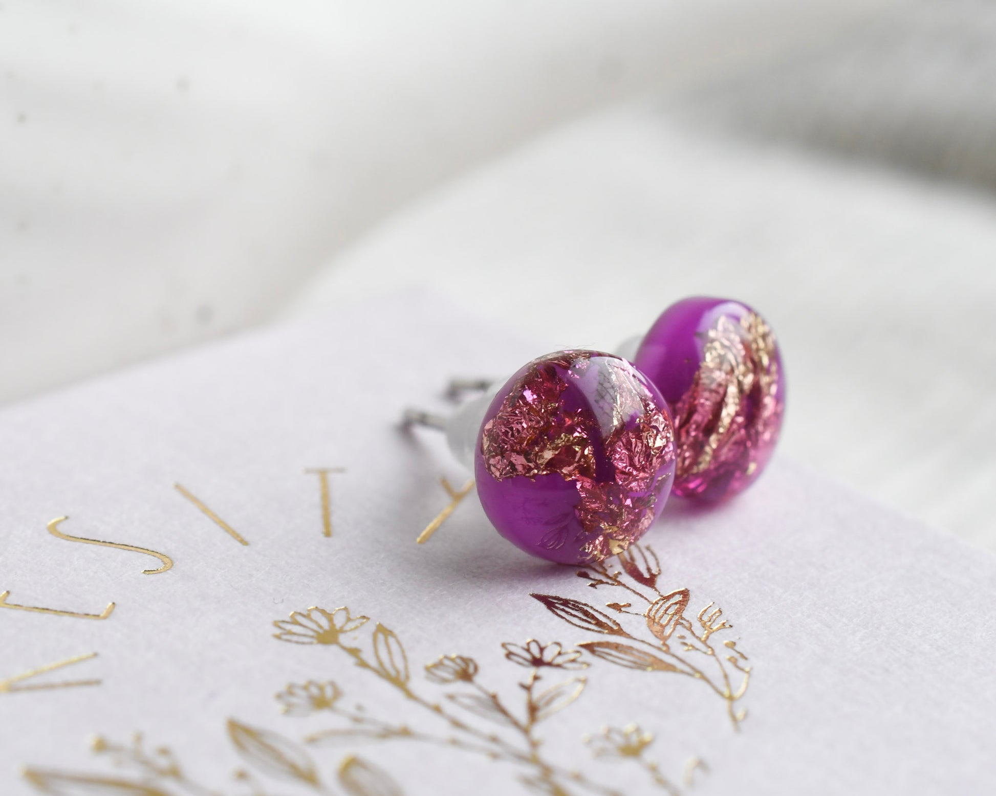 Magenta Earrings with Gold Foil – Kunstharz-Ohrstecker