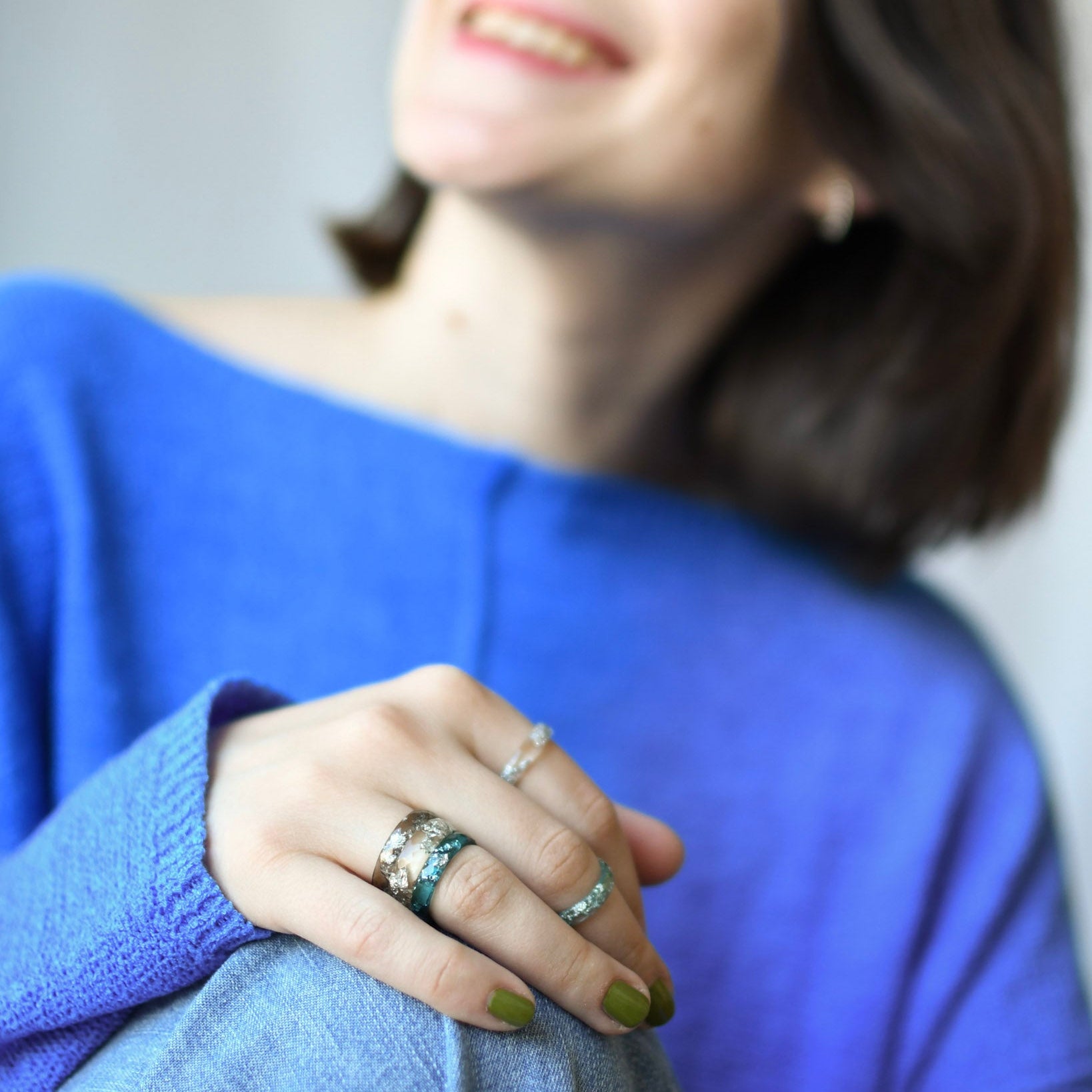 Silver Mist – Schmaler facettierter grauer Ring