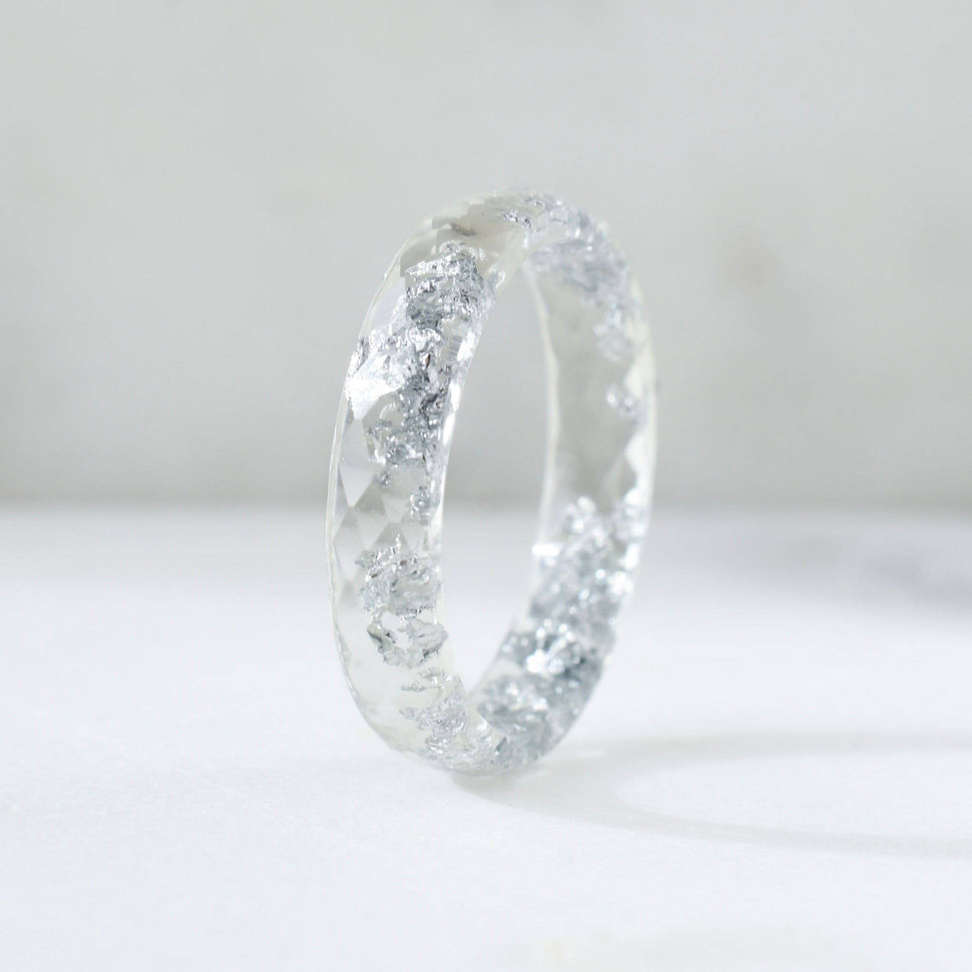 Silver Aurora – Schmaler facettierter klarer Ring