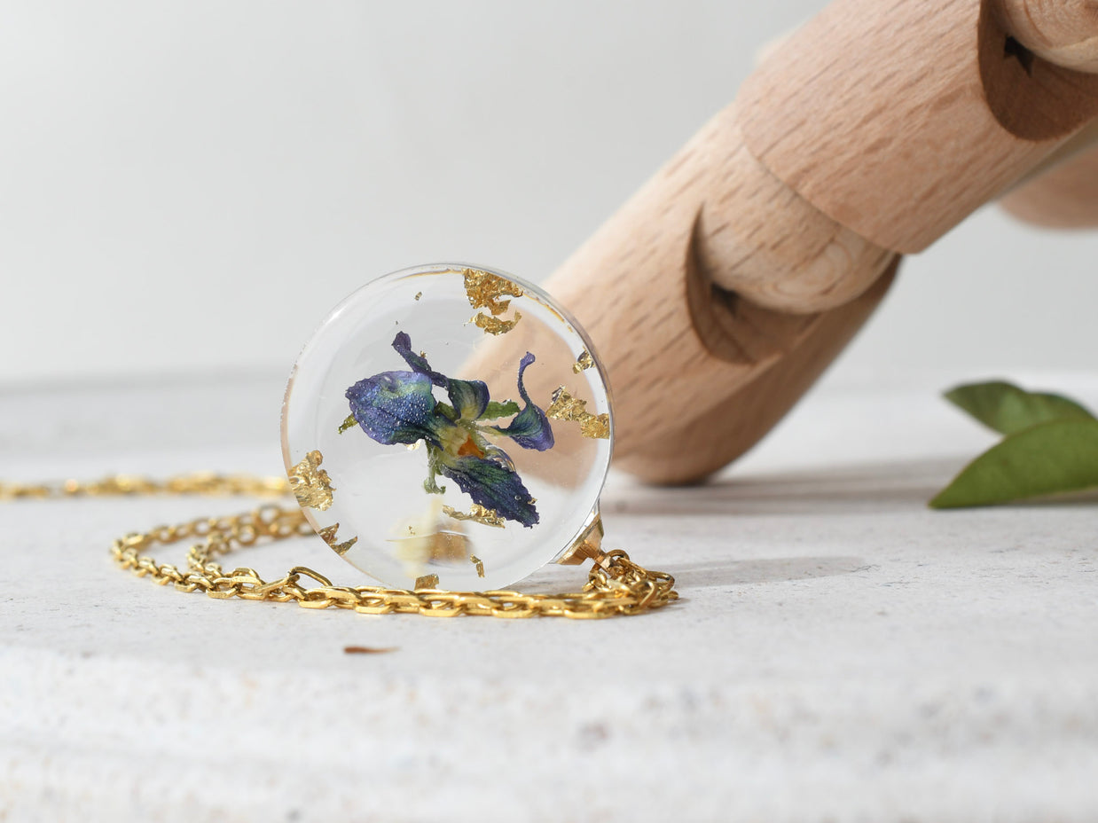 Real violet flower necklace — handcrafted minimalist botanical jewelry by Resity Vienna