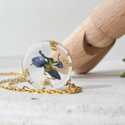 Real violet flower necklace — handcrafted minimalist botanical jewelry by Resity Vienna