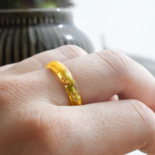 Narcissus Bloom Ring with real flower preserved in resin — handcrafted botanical jewelry by Resity