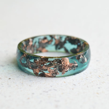 Emerald green resin ring with rose gold flakes handmade by Resity in Vienna