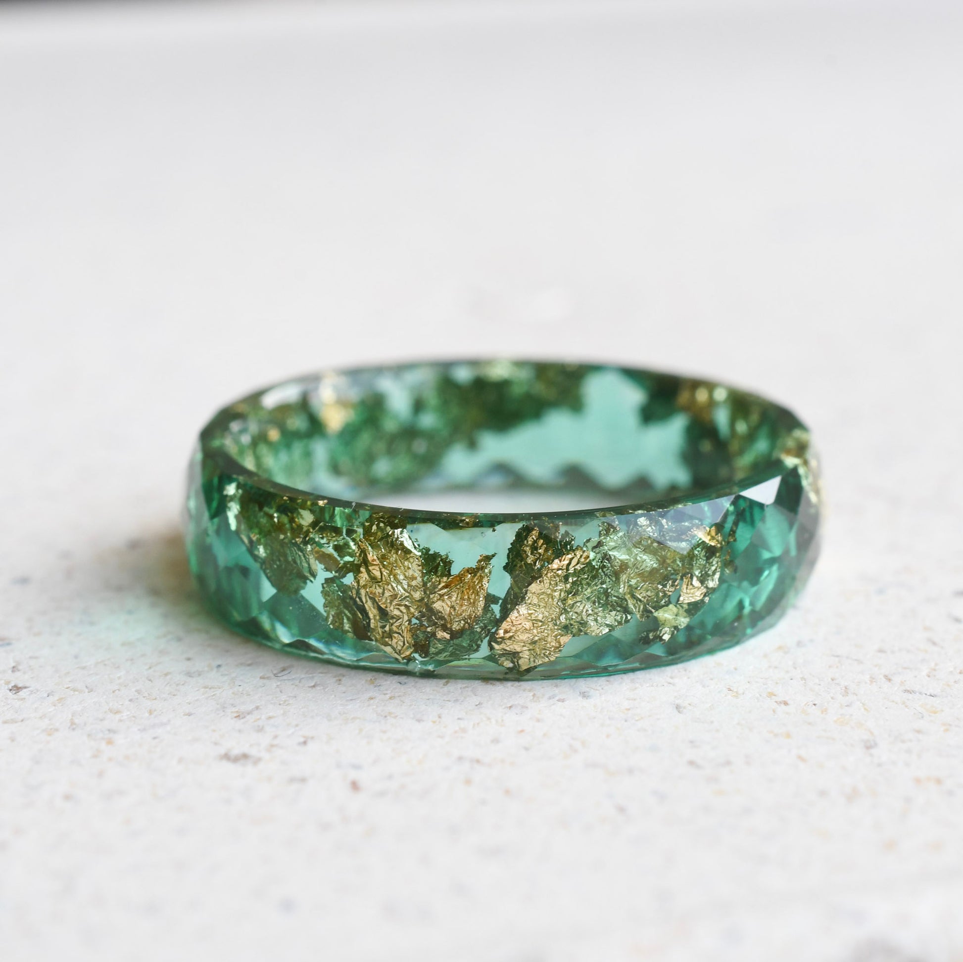 Deep Grove – Facettierter smaragdgrüner Resin-Ring