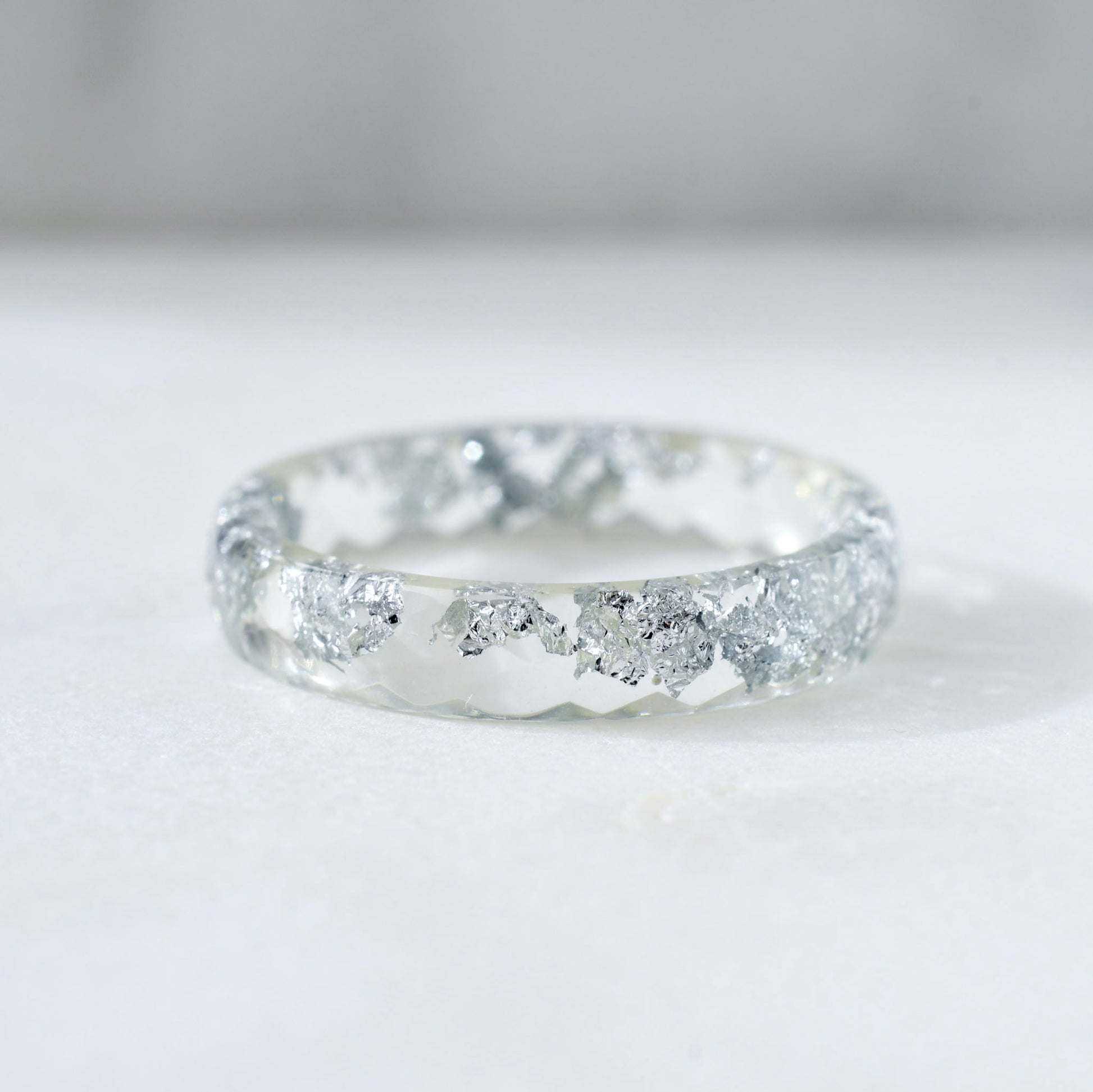 Silver Aurora – Schmaler facettierter klarer Ring