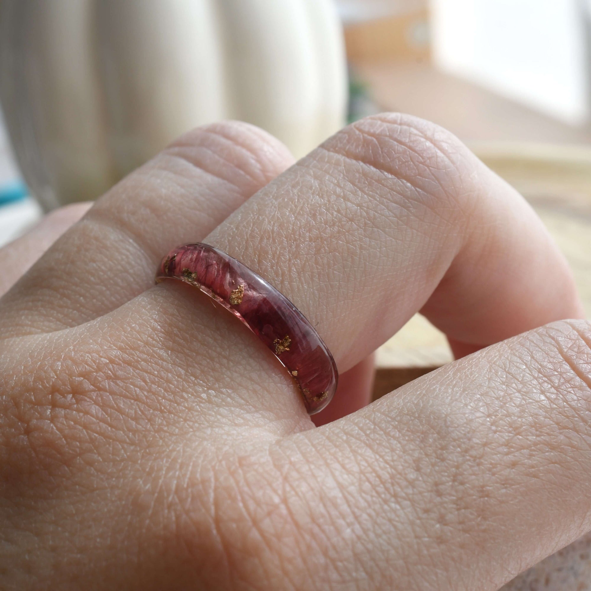 model wearing poppy resin ring with gold flakes – artisan jewelry Vienna