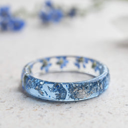 Forget-me-not resin ring with aqua band and shimmering silver details