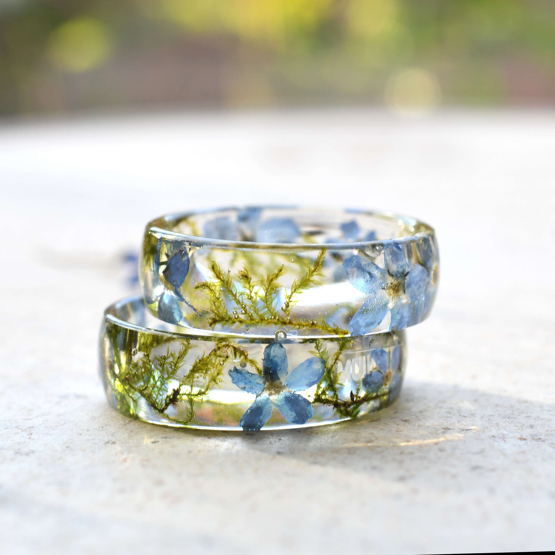 6 mm smooth resin ring with moss and flowers