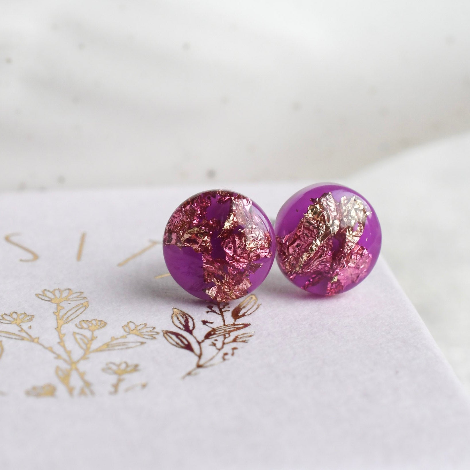 Magenta Earrings with Gold Foil – Kunstharz-Ohrstecker