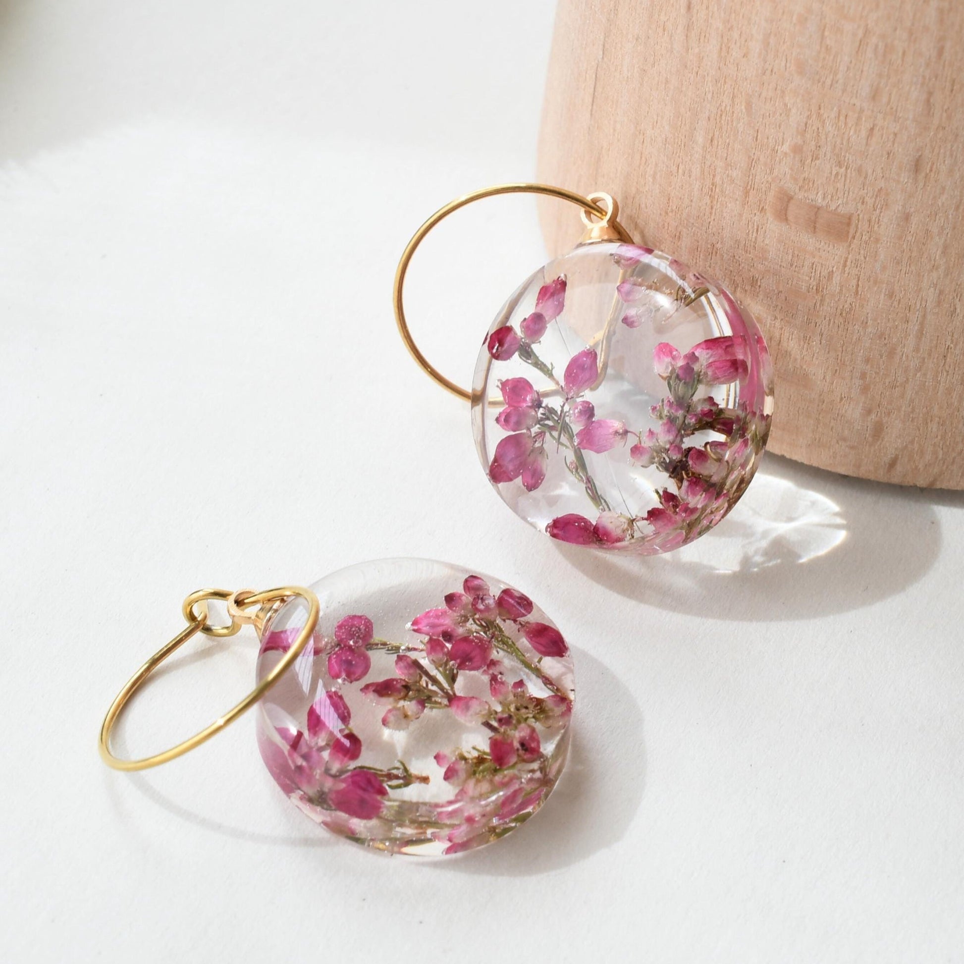 Floral hoop earrings with natural heather flowers, resin jewelry design