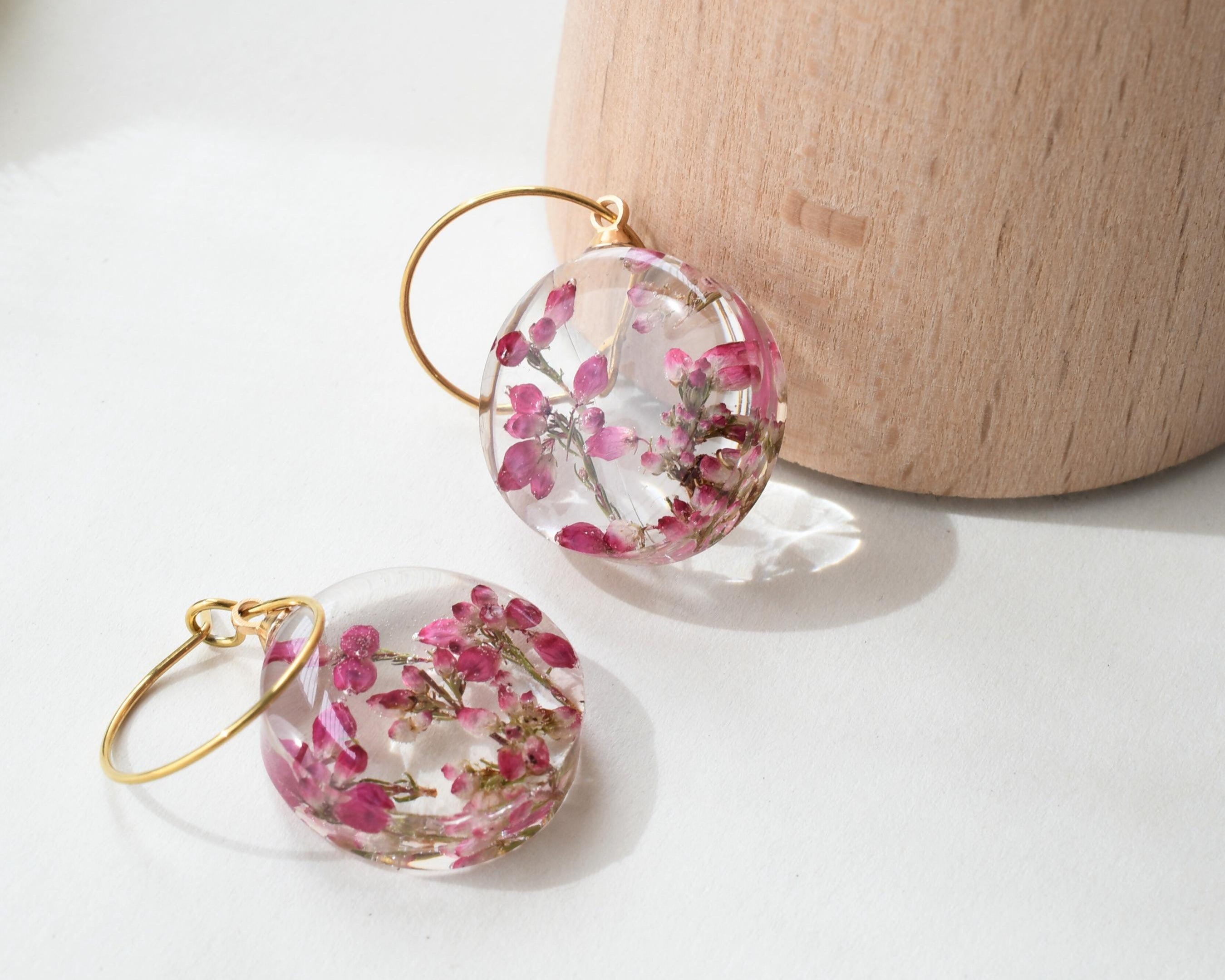 Floral hoop earrings with natural heather flowers, resin jewelry design