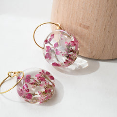 Floral hoop earrings with natural heather flowers, resin jewelry design