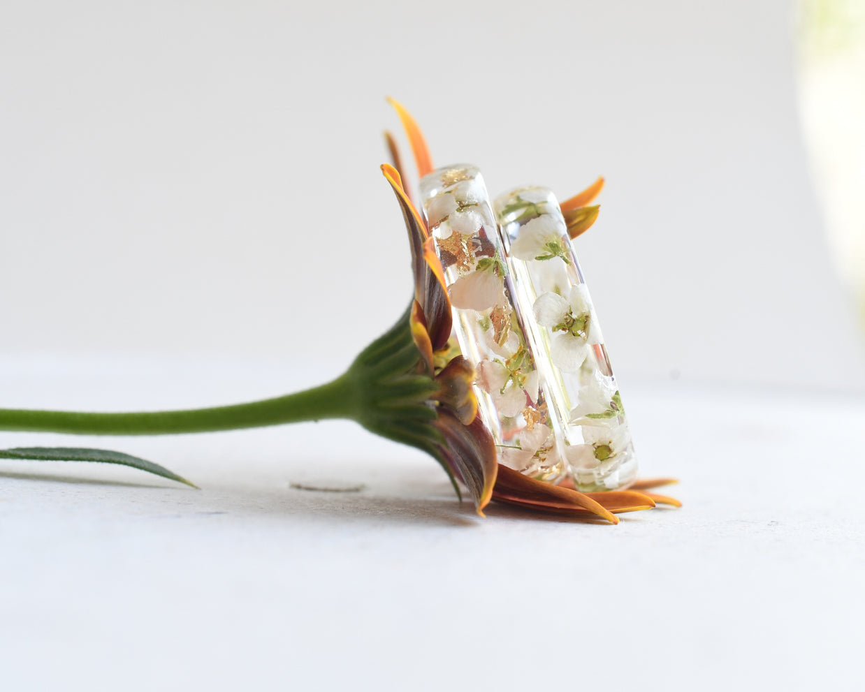 Minimalist resin ring with real pressed flowers