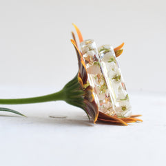 Minimalist resin ring with real pressed flowers