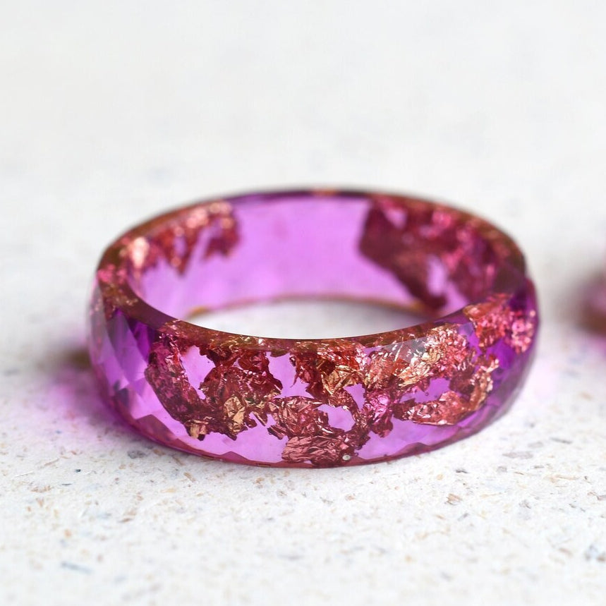 Magenta Glow – Facettierter Magenta Resin-Ring