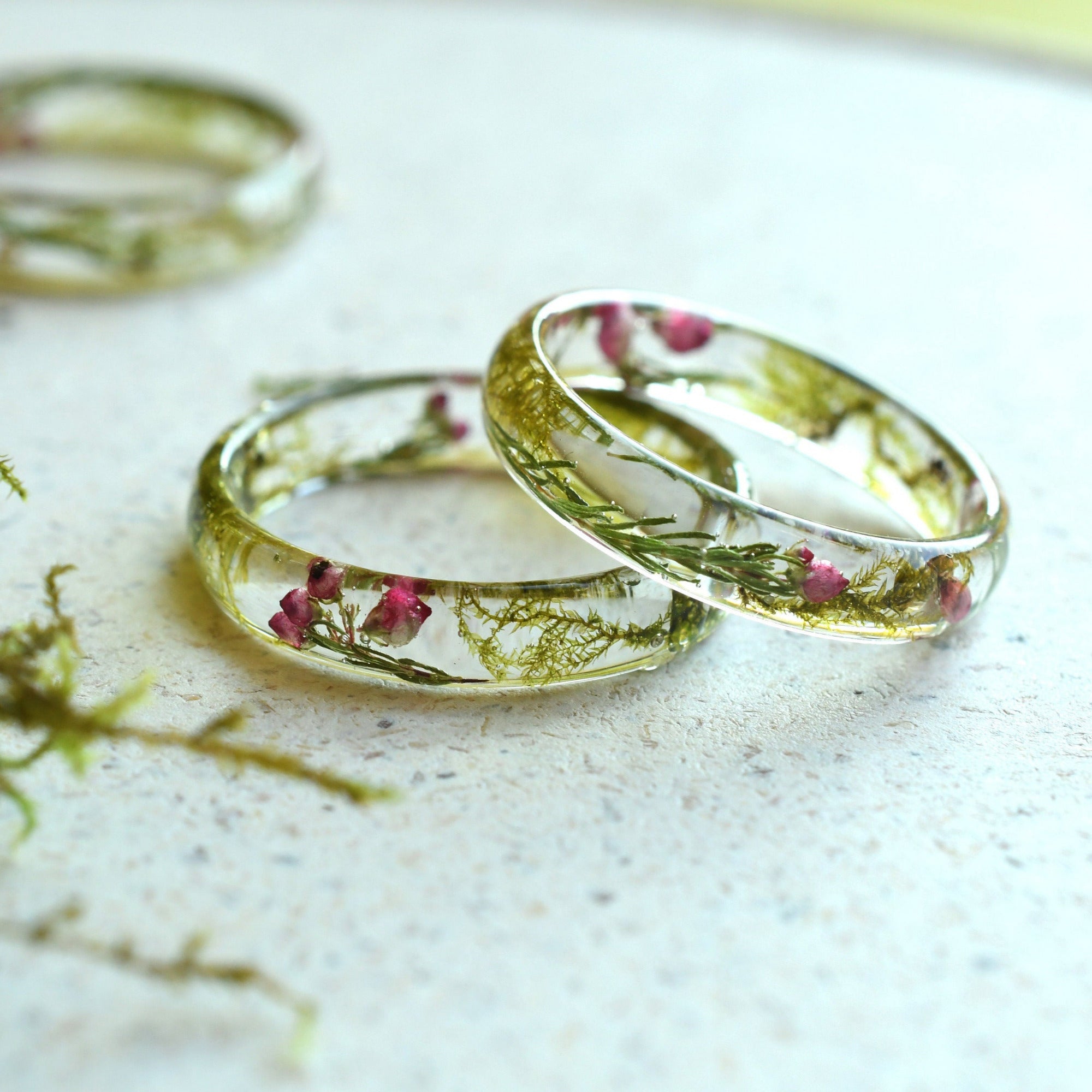 Elegant nature-themed jewelry – resin ring adorned with dried moss and heather blooms
