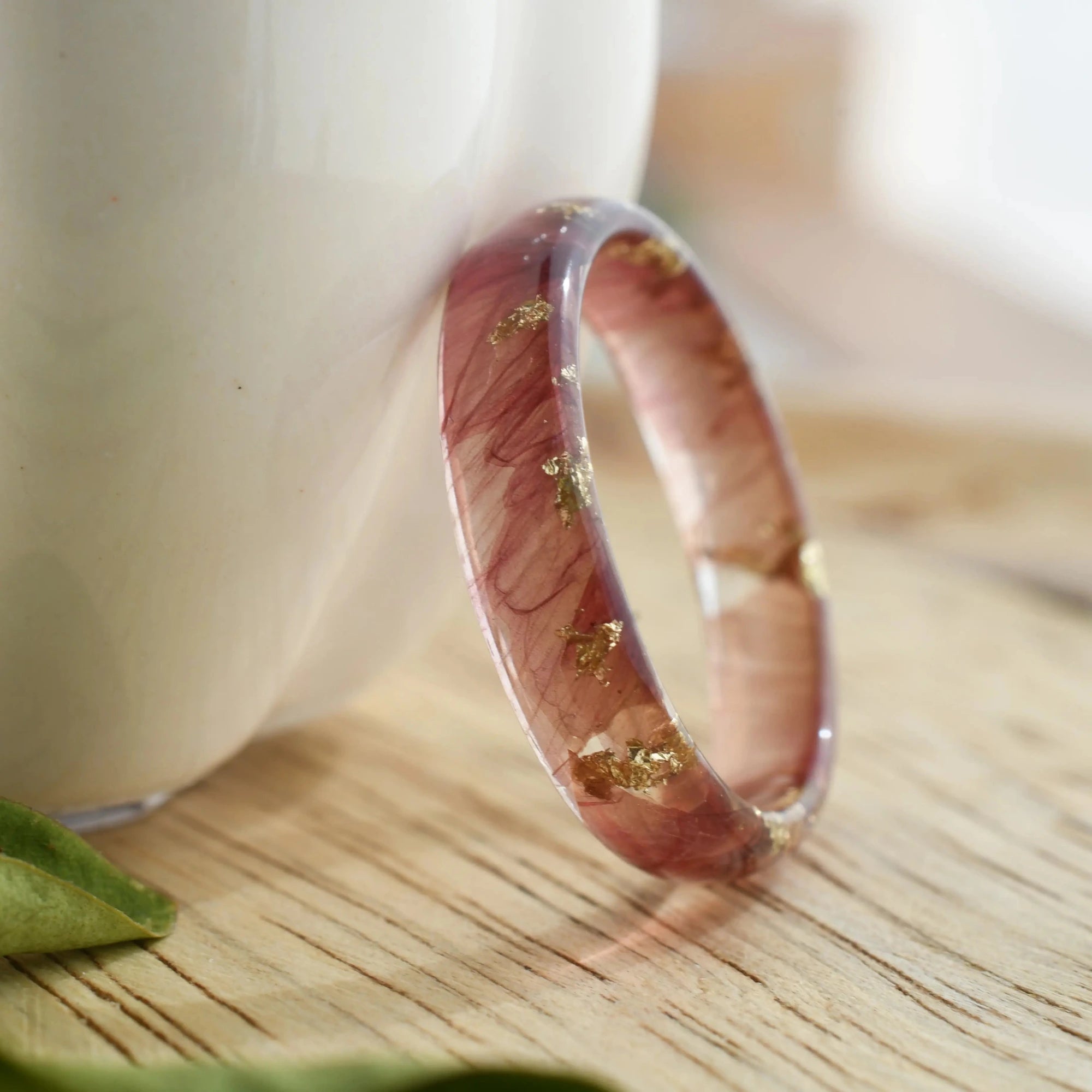 side view of resin ring with gold flakes and preserved leaves – handmade Vienna