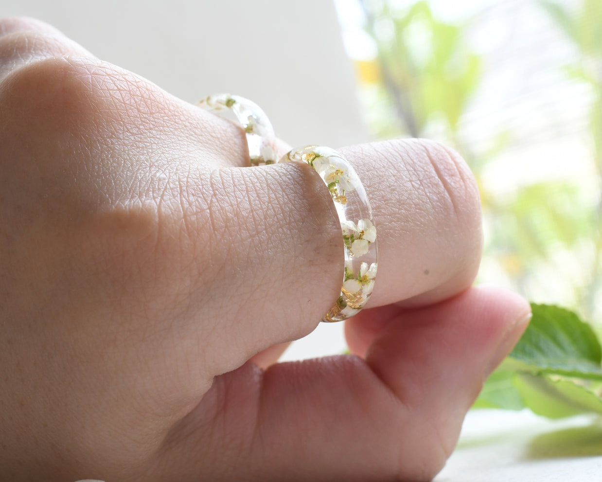 Minimalist resin ring with real pressed flowers