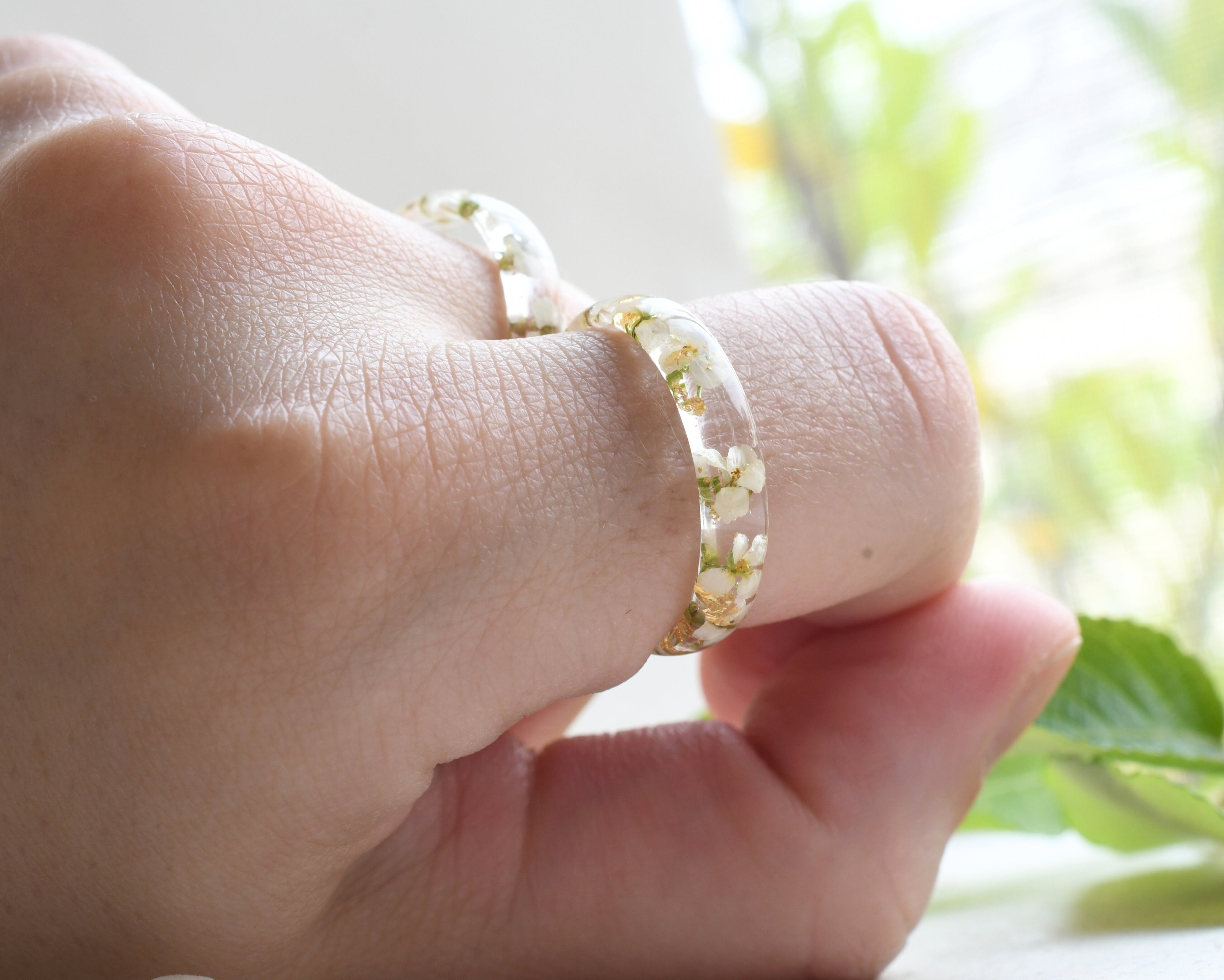 Minimalist resin ring with real pressed flowers