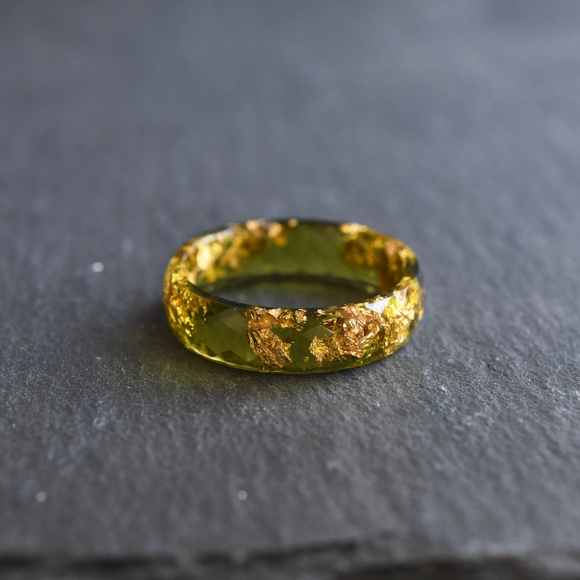 Minimalist olive men’s comfort-fit band with faceted surface