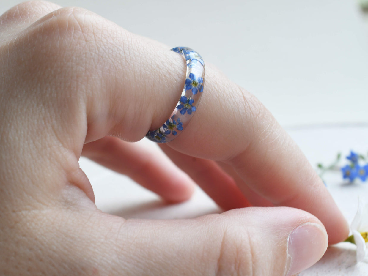 Nature-inspired resin band with blue flowers and metallic silver flakes