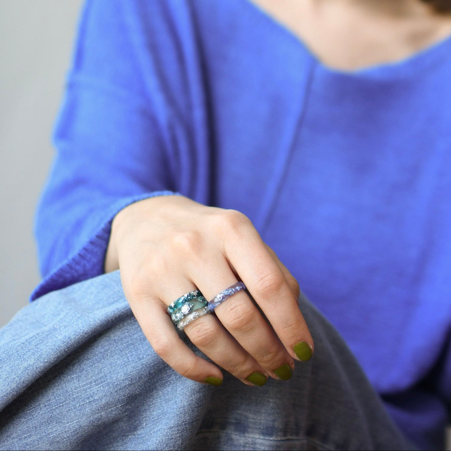 Amethyst Mist – Schmaler facettierter lila Ring
