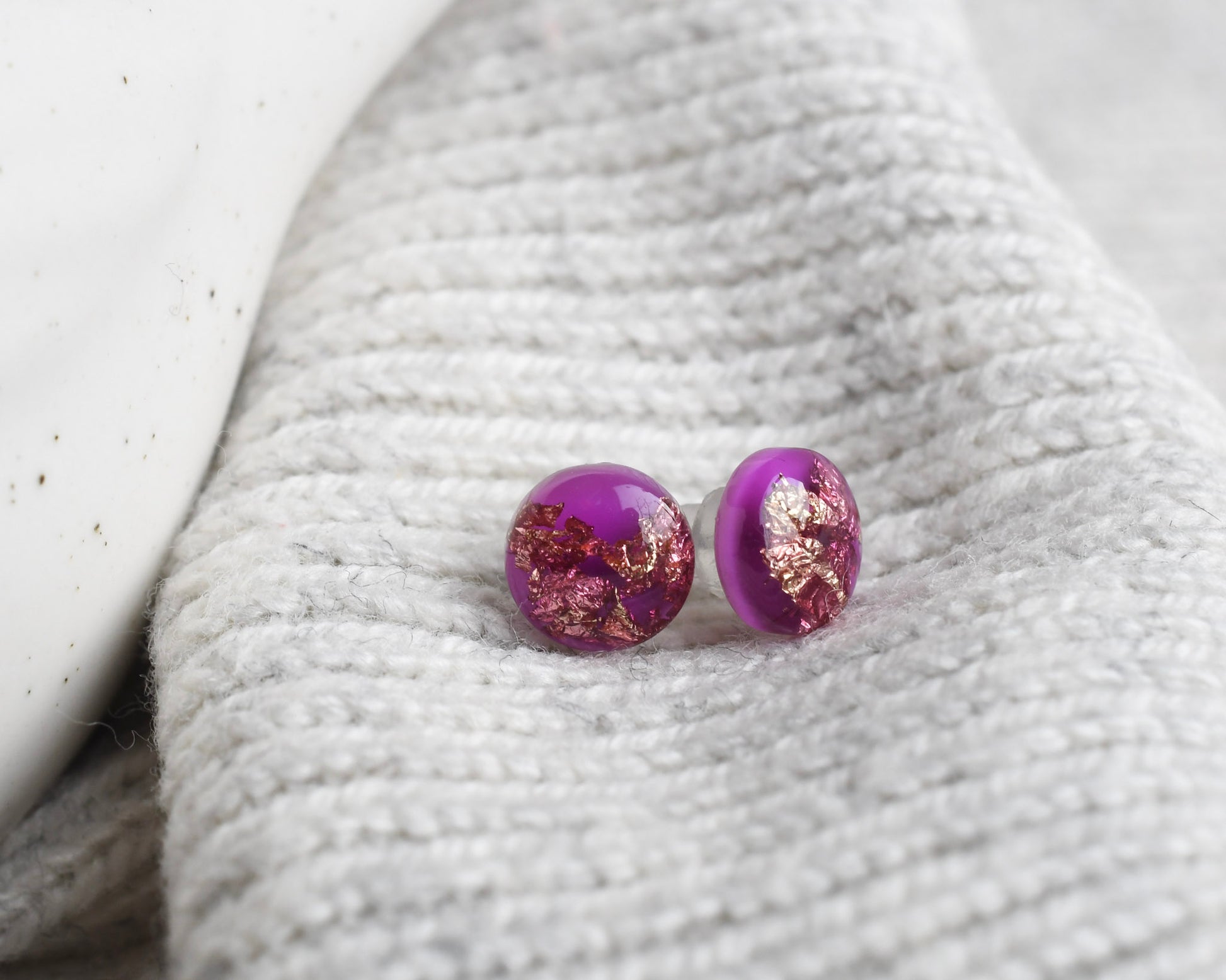 Magenta Earrings with Gold Foil – Kunstharz-Ohrstecker