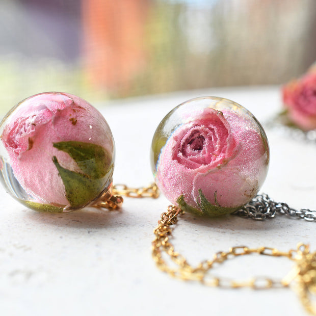 Romantic rose pendant in gold setting