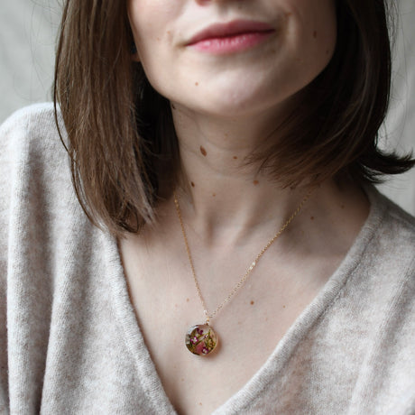 Rosenholzgarten – Halskette aus Moos und Turmalinharz 