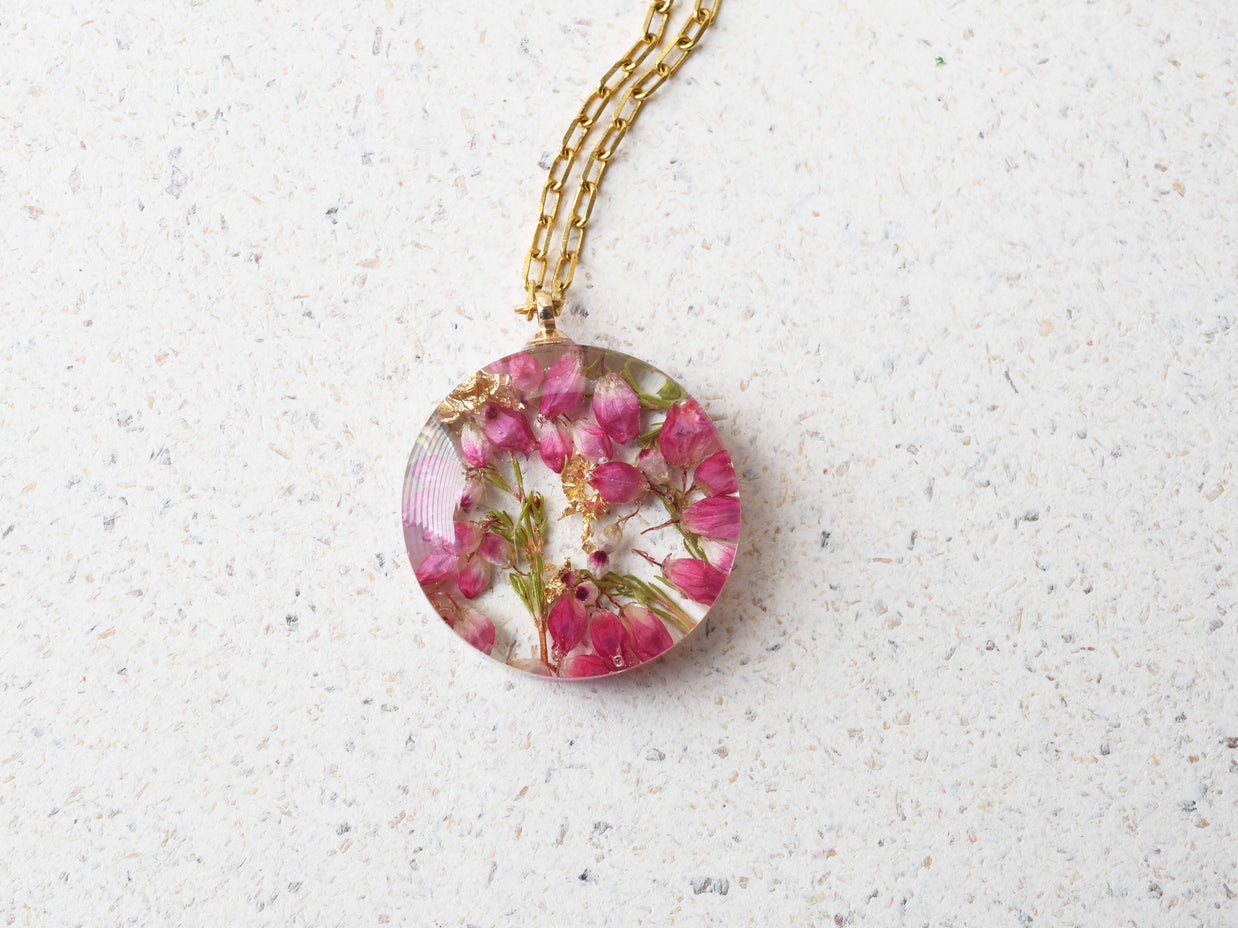 Romantic necklace with resin pendant and delicate heather flowers