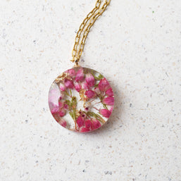 Romantic necklace with resin pendant and delicate heather flowers