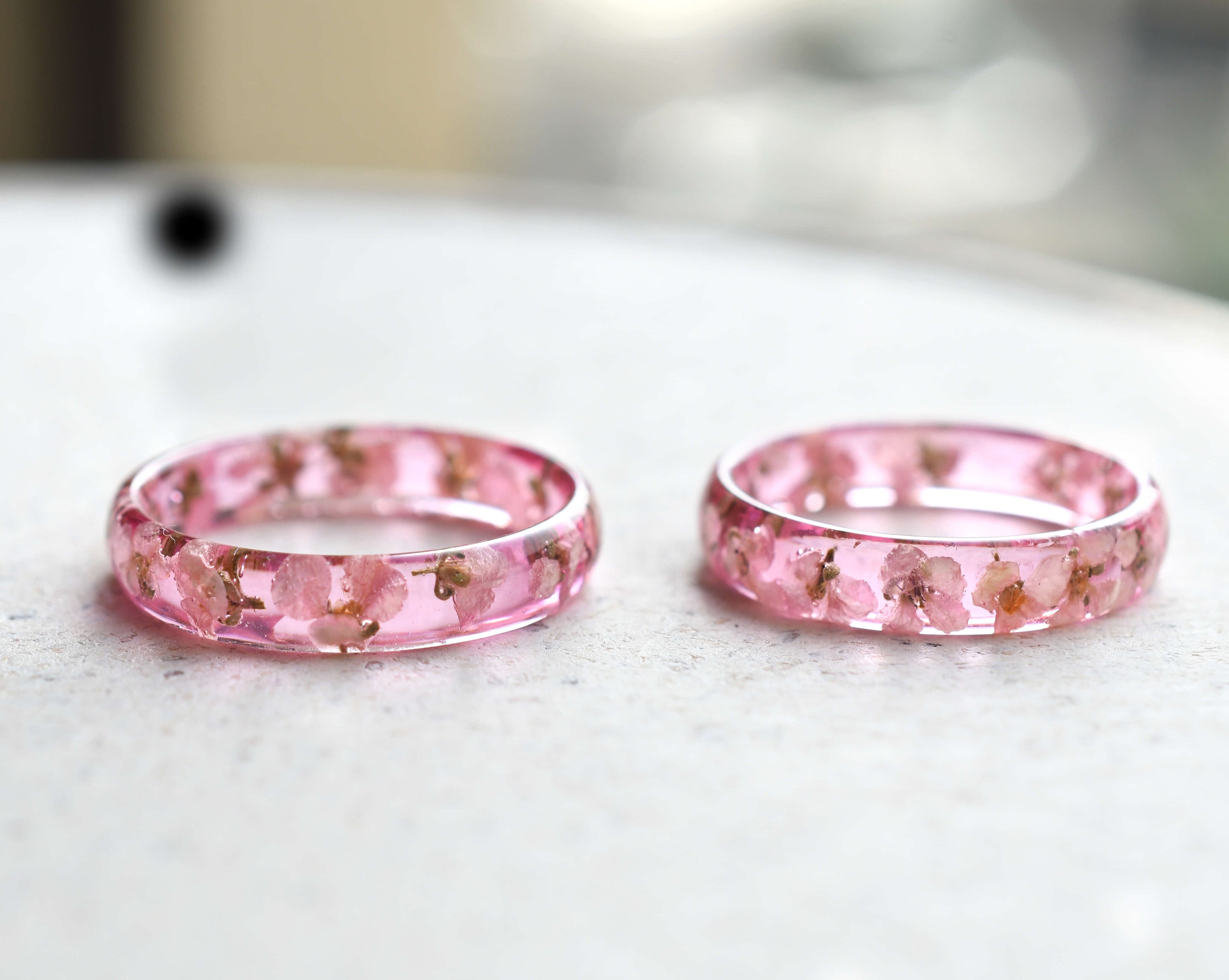 Close-up of preserved white alyssum in translucent pink band