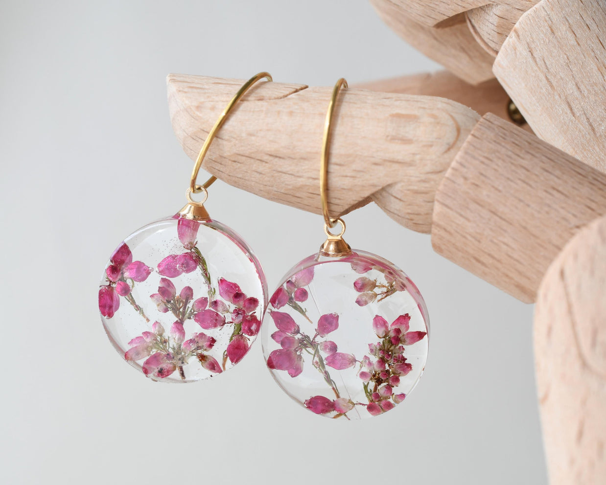 Romantic floral hoop earrings with pink heather in clear resin drops