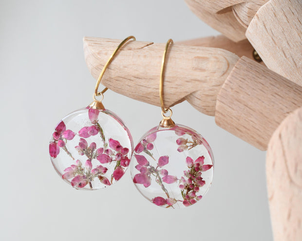 Romantic floral hoop earrings with pink heather in clear resin drops