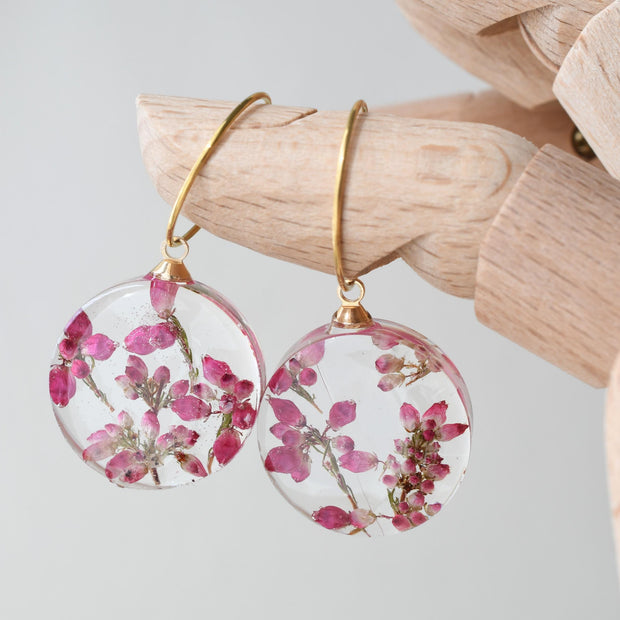 Romantic floral hoop earrings with pink heather in clear resin drops